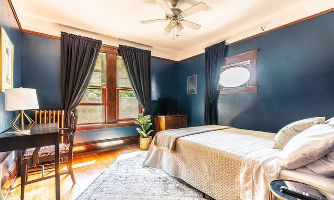 Broadway Hotel | Charming Room in Historic BnB with Parking - Rm 5