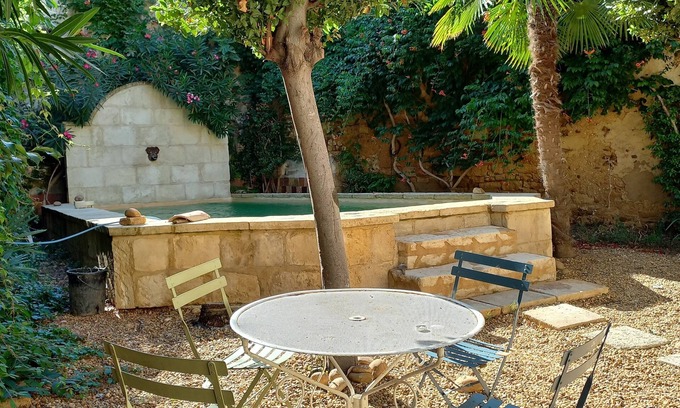 Bellegarde Bed & Breakfast | Charming room, swimming pool, sun and shade garden, 17 kms from Arles and Nîmes.