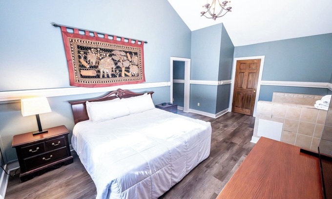 Shawnee On Delaware Hotel | Charming Room Near Delaware River – Great for Relaxation & Outdoor Adventure