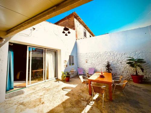 Reguengo Grande House | Charming Rustic Wine Cellar House in Reguengo Grande with Fireplace