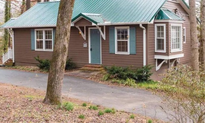 Saluda House | CHARMING Saluda on My Mind – 2min Walk to Downtown