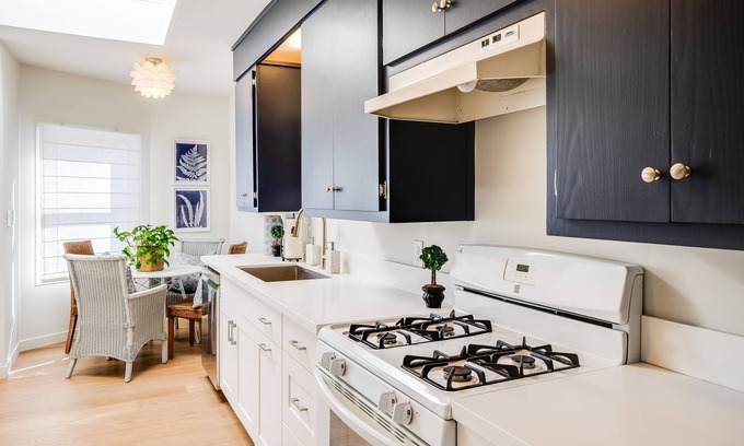 North of Montana Cottage | Charming Santa Monica Guesthouse - amazing location