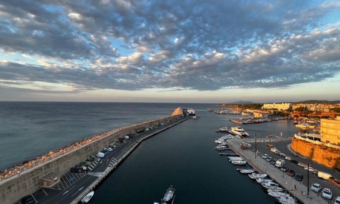 Costa Dorada Apartment | Charming Sea Front 3 Bedroom Apartment - incredible views!