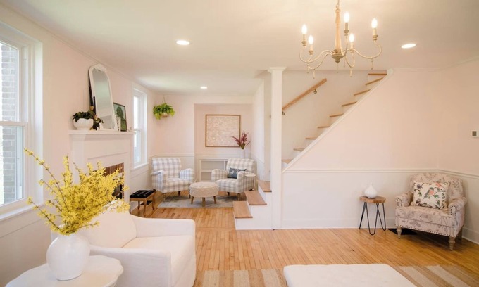 Etna House | Charming & Serene Farmhouse: Near Lakes &Colleges