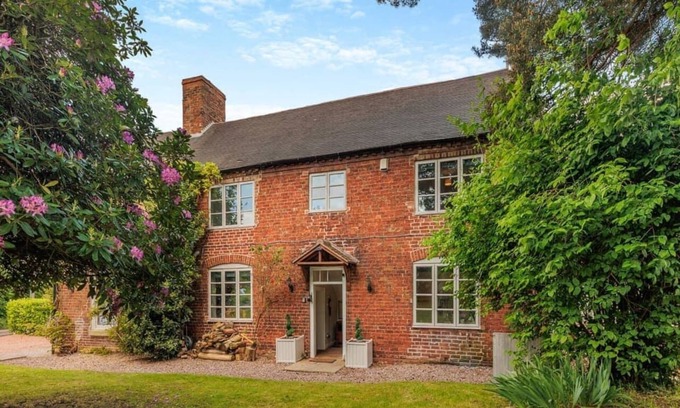 Shifnal Apartment | Charming Shropshire farmhouse with garden and hot tub