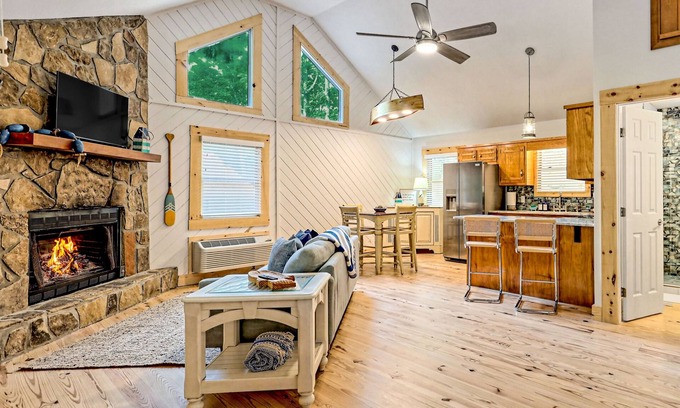 Blairsville Cabin | Charming, single-level cabin with a gas fireplace plus forest & mountain view