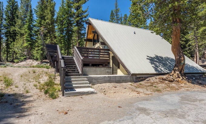Mammoth Lakes Ski Chalet | Charming Ski in/Ski Out Steps to the Main Lodge - Chalet #18
