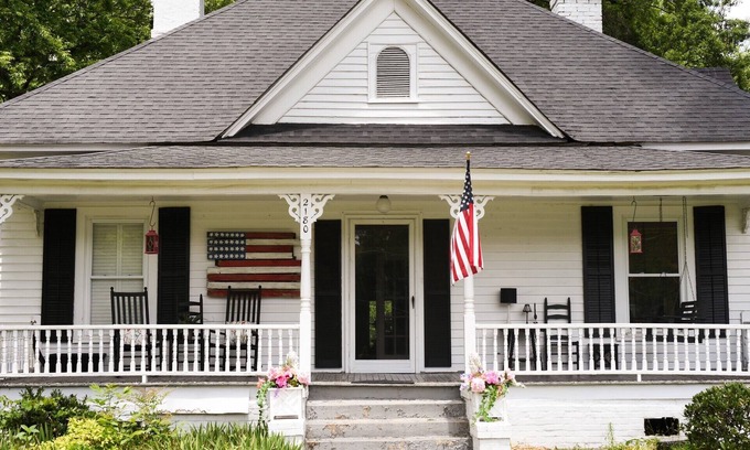 York House | Charming Southern Manor 4 Bedrooms & Porch Swings