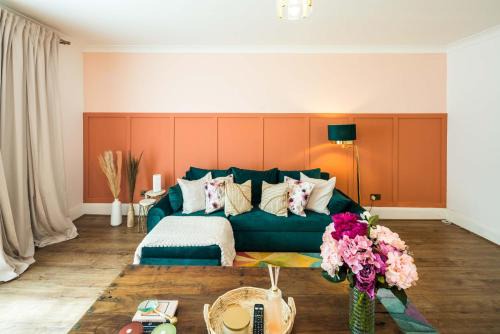 Little Venice Apartment | Charming spacious 2BR Flat near station plus parking