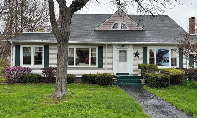 Southern Coast House | Charming, sprawling cape in Sunny Saco, Maine!