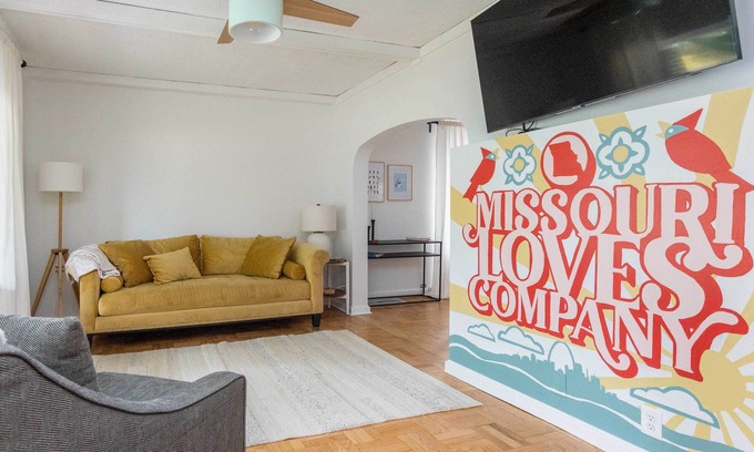 Lindenwood Park Cottage | Charming St Louis Home: 8 Mi to Downtown!