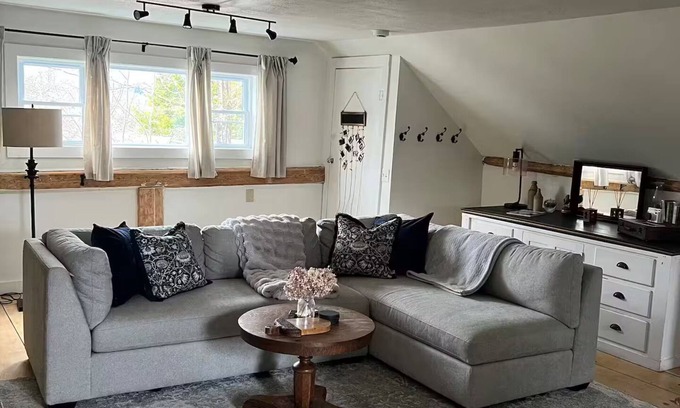 Stowe Area House | Charming Stowe Retreat - Gas Fireplace - Near town