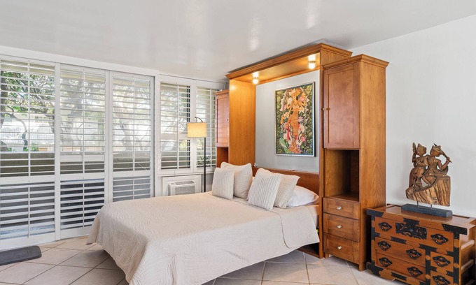 Diamond Head - Kapahulu - St. Louis Apartment | Charming Studio Apartment with WiFi, AC in beautiful Diamond Head Beach Park!