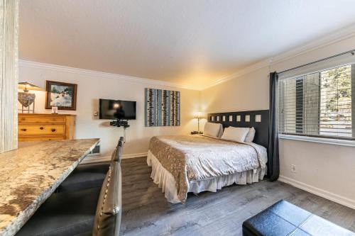 Truckee House | Charming Studio Deluxe w/Full Kitchen #115 at Donner Lake Village