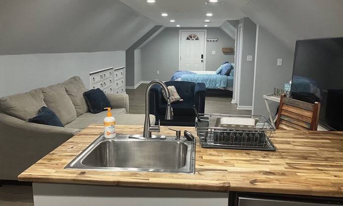 Portsmouth Apartment | Charming studio lounge with WiFi and AC in Portsmouth