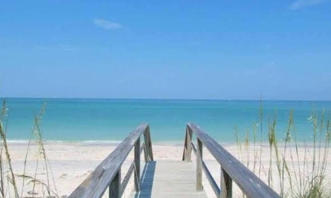 Sarasota Apartment | Charming Studio Unit Across from Lido Key Beach