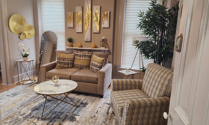 Jeffersonville Apartment | Charming Studio in Downtown Jeffersonville – Walk to Everything!
