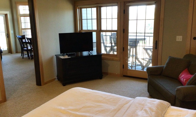 Three Lakes Apartment | Charming Studio w/Queen Bed & Twin Sleeper – Northernaire Resort Three Lakes WI