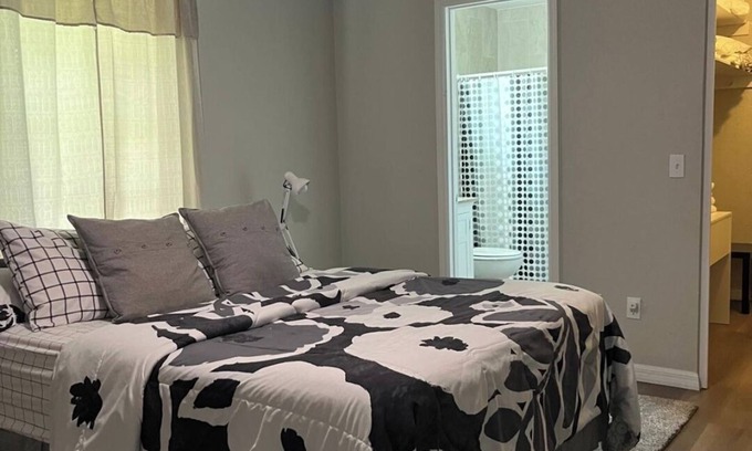 Port Malabar Apartment | Charming studio with AC WiFi in tranquil Palm Bay avalaible2 people all private