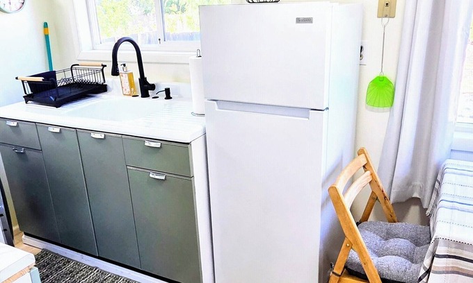 Dallas Apartment | Charming studio with AC in vibrant Dallas