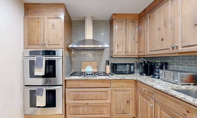 Roswell House | Charming & stylish getaway with fire pit, grill, & generous patio - near parks
