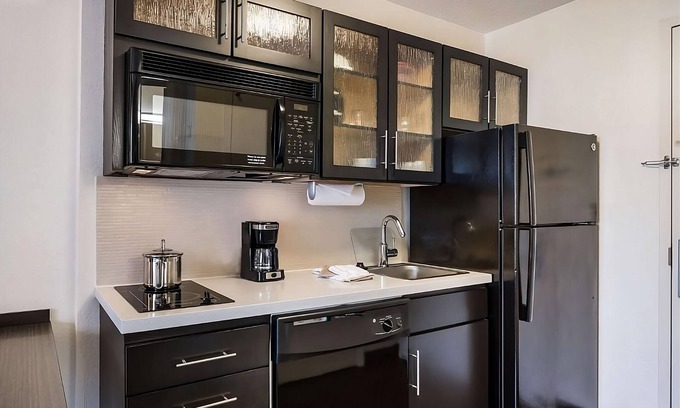 Libertyville House | Charming Suites w/BBQ & Full Kitchen – Ideal Home Comfort for Your Stay