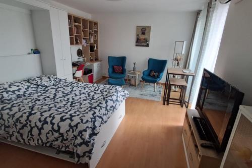 Hyeres City Centre Apartment | Charming T1 with balcony in Hyères