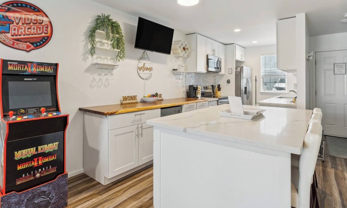 South Tacoma House | Charming Tacoma Retreat w/ Patio & 2 Fireplaces!