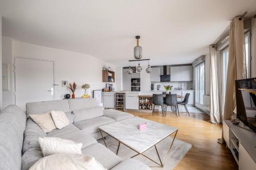 Les Lilas Apartment | Charming Terrace Apt Near Paris - Olympics