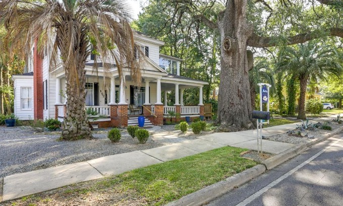 Thomasville House | Charming Thomasville Getaway Walk to Downtown!