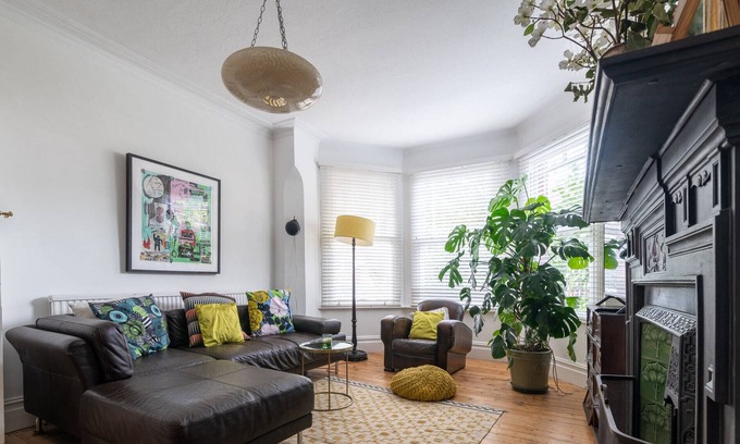 Dudden Hill House | Charming Three Bed Artist's House in Dollis Hill