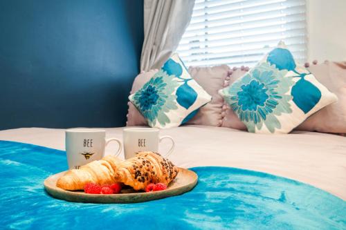 Tooting Apartment | Charming Tooting Hideaway garden, resident parking, near Tooting hospital
