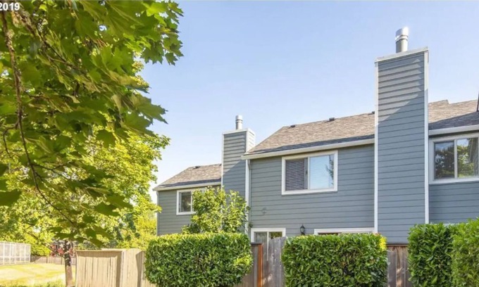 Aloha House | Charming Town-home/ Minutes from Intel, Nike, Supermarkets, Restaurants ,etc