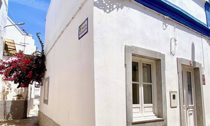 Olhao House | Charming townhome at Zenit Olhão with WiFi, AC