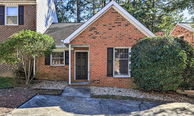 Fayetteville House | Charming Townhome w/ Yard ~ 25 Mi to Dtwn ATL