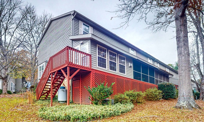 Murphy House | Charming townhouse offers a cozy retreat with stunning mountain views.