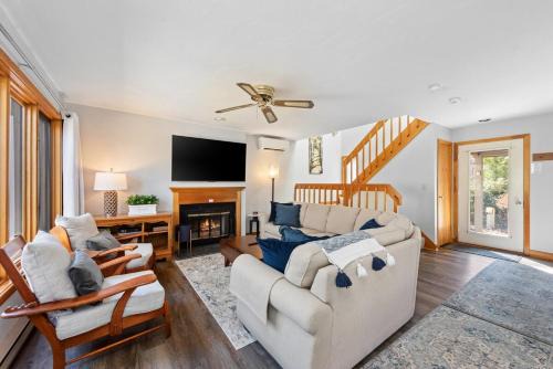 Gilford House | Charming Townhouse with Shared Pool