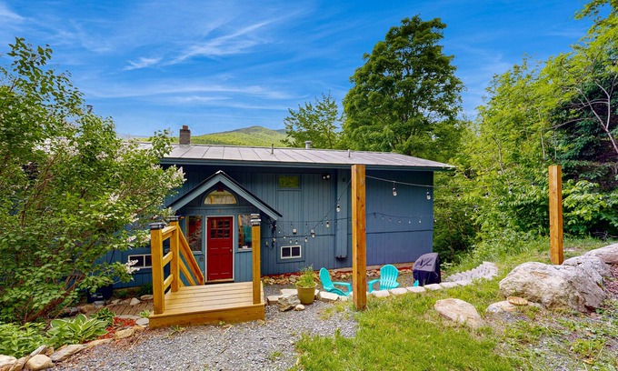 Waitsfield House | Charming & tranquil nature getaway with great balcony views - near golf & skiing