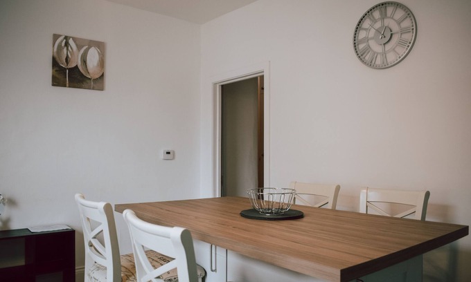 South Twickenham Apartment | Charming Two Bedroom Apartment in Strawberry Hill