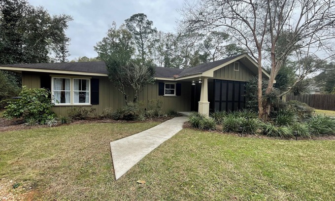 Magnolia Springs House | Charming two bedroom cottage steps away from Magnolia River in Magnolia Springs
