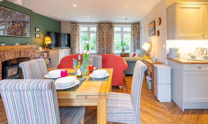 West Runton Cottage | Charming Two Bedroom Cottage Annexe. Completely private with enclosed garden, parking and close to b