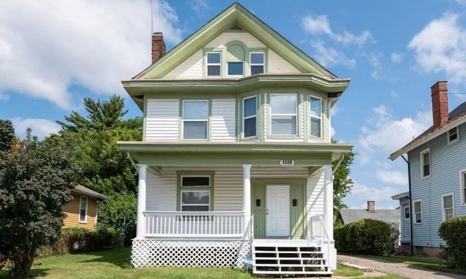 Roselawn Finance Apartment | Charming Unit, Free Laundry & Parking12 minutes to Downtown