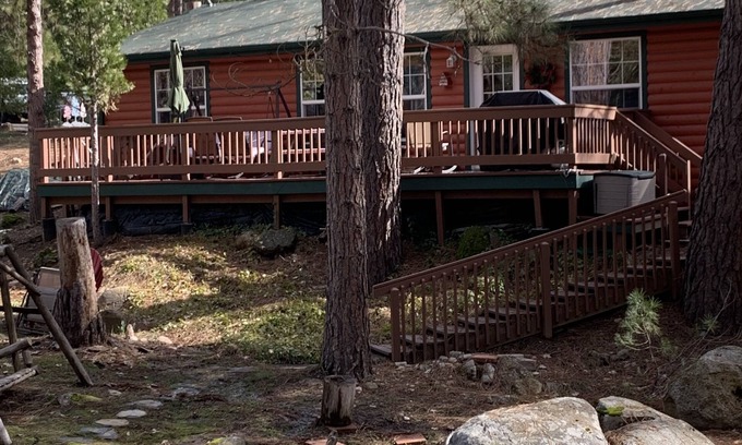North Wawona Cabin | Charming Newer Cabin In Yosemite Sleeps 6 - Close To River and Pet Friendly