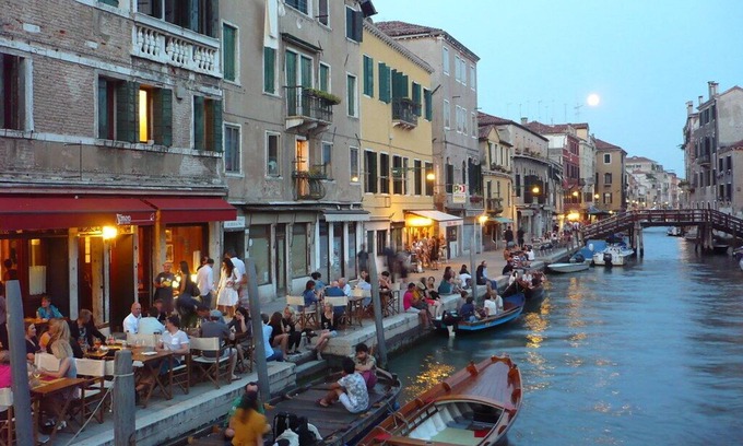 Cannaregio Apartment | Charming Venetian style, central, air conditioned 2 bedroom apartment