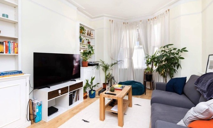 Penge Apartment | Charming Victorian 1BR Retreat in London