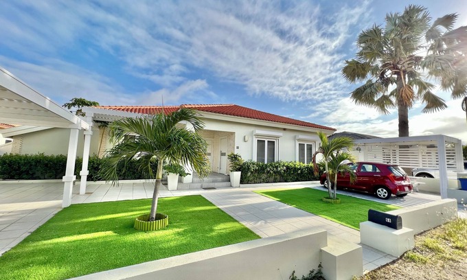 Gold Coast Villa | Charming Villa sleeps 10 in Noord w/Plunge Pool