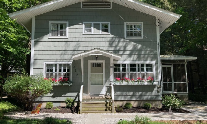 Douglas Cottage | Charming Vintage Cottage - Across the street from lake Michigan, A/C and heat