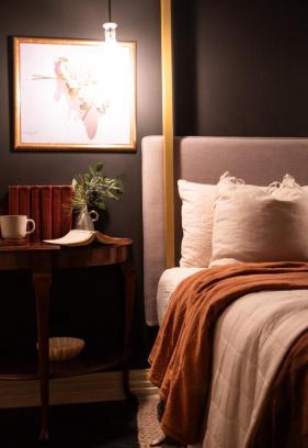 St Peters Apartment | Charming Vintage Flat near Newtown. 11am checkout.