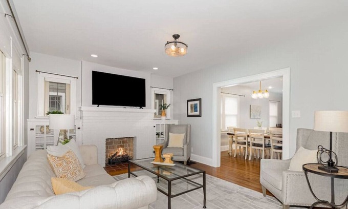 Roselawn Finance House | Charming, warm, inviting house
