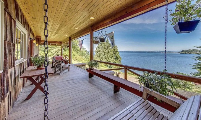 Rollingbay Cabin | Charming Waterfront 4 Bedroom Cabin